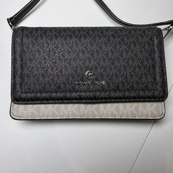 Michael Kors Jet Set Charm Small Phone Crossbody - Picture 1 of 5